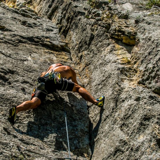shirtless climber leadclimbing in Tureni gorges