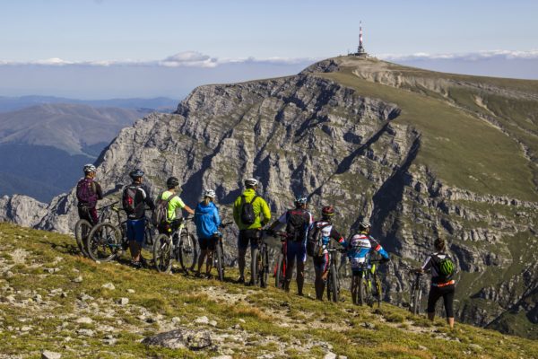 mountain bikeres admiring costila in Bucegi